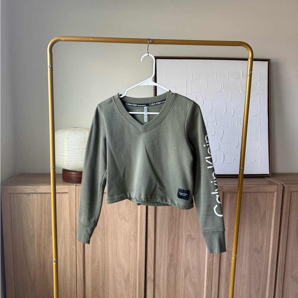 Calvin Klein Olive Cropped V‑Neck Sweatshirt with Logo Sleeve